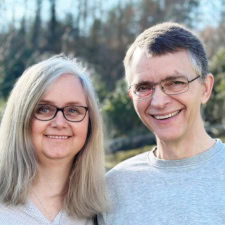 Jörg und Iris Schültzke vor Naturhintergrund bei Globe Mission.